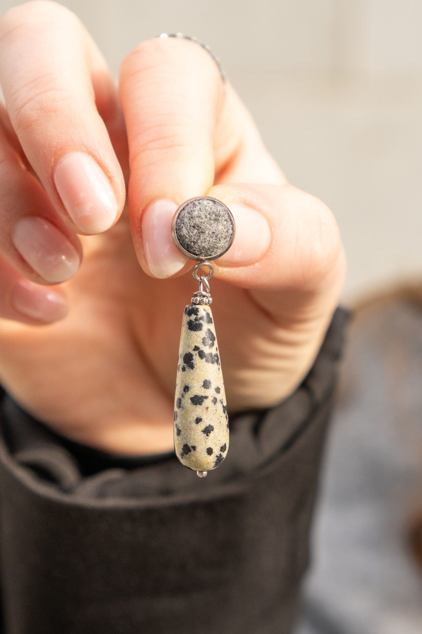lodenohrring-grossglockner-merinowoll-loden-grau-dalmatinerjaspis-handarbeit-regional-oesterreich-schmuck-geschenk Lodenohrring GROSSGLOCKNER aus grauem Merinowoll-Loden und Jaspis