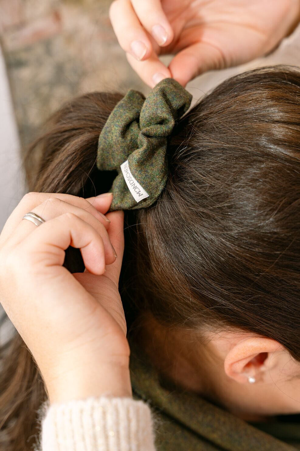 loden-scrunchie-gruen-ella-haarschmuck-nachhaltig-merinowolle-geschenkidee-damen-haargummi-haarband ELLA Scrunchie in Grün – stilvolles Haargummi Haarband aus Loden, handgenäht in Österreich