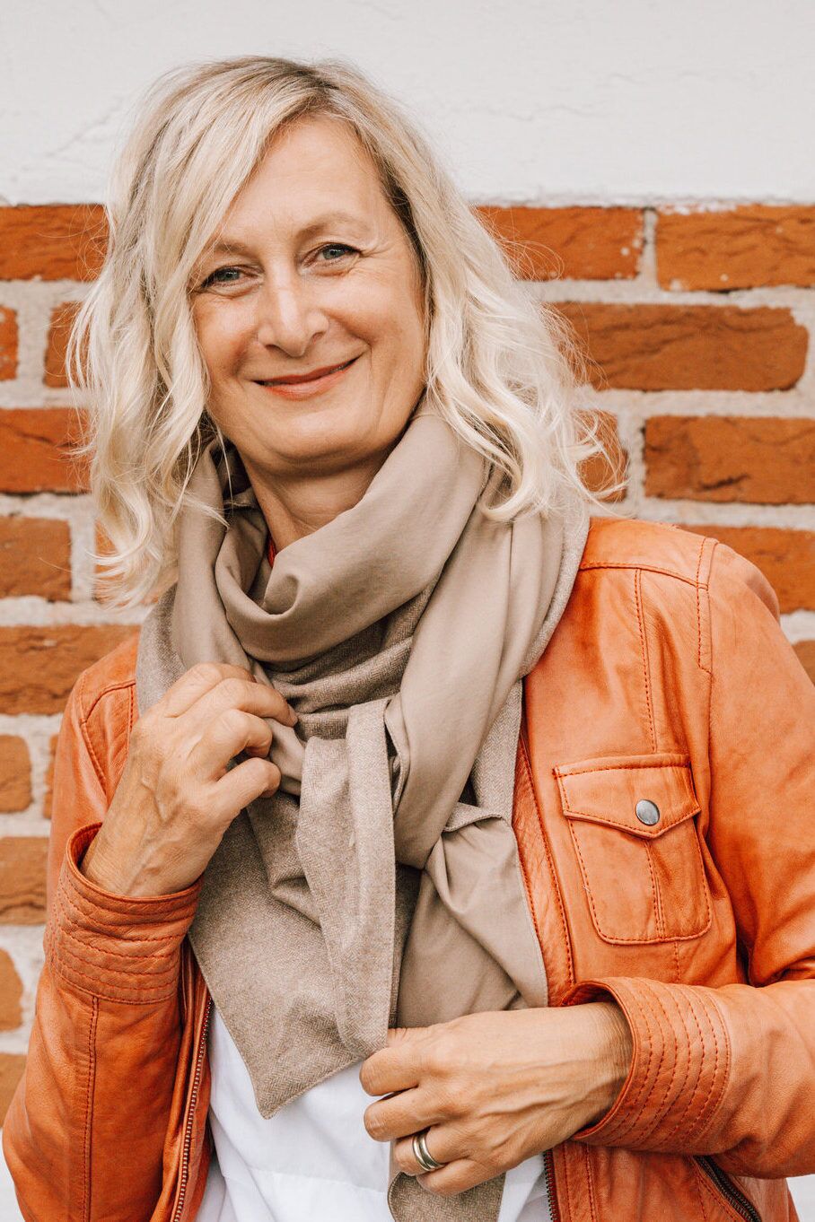 lodentuch-sara-taupe-gross-dreieckstuch-schal-poncho-halstuch-regional Lodentuch SARA groß in Taupe – zeitloses Schultertuch aus österreichischer Merinowolle.