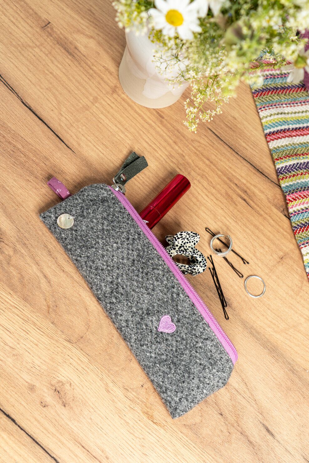 stiftetasche-loden-grau-blau-krimskram-etui-organizer-federmäppchen-alltag.jpg HEIDI Stiftetasche in Grau mit blauem Zipp – gefüllt mit Krimskram, ideal als Alltagshelfer für unterwegs.