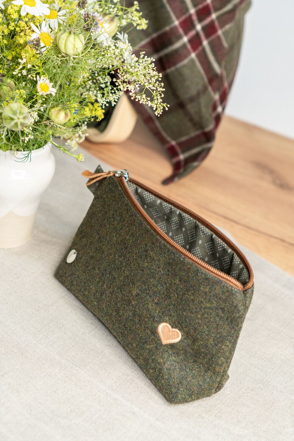 mondschein-design-taeschen-mit-deko-06-2025 (57 von 78) LIESL - Kosmetiktasche aus Loden in Grün – Bild 1