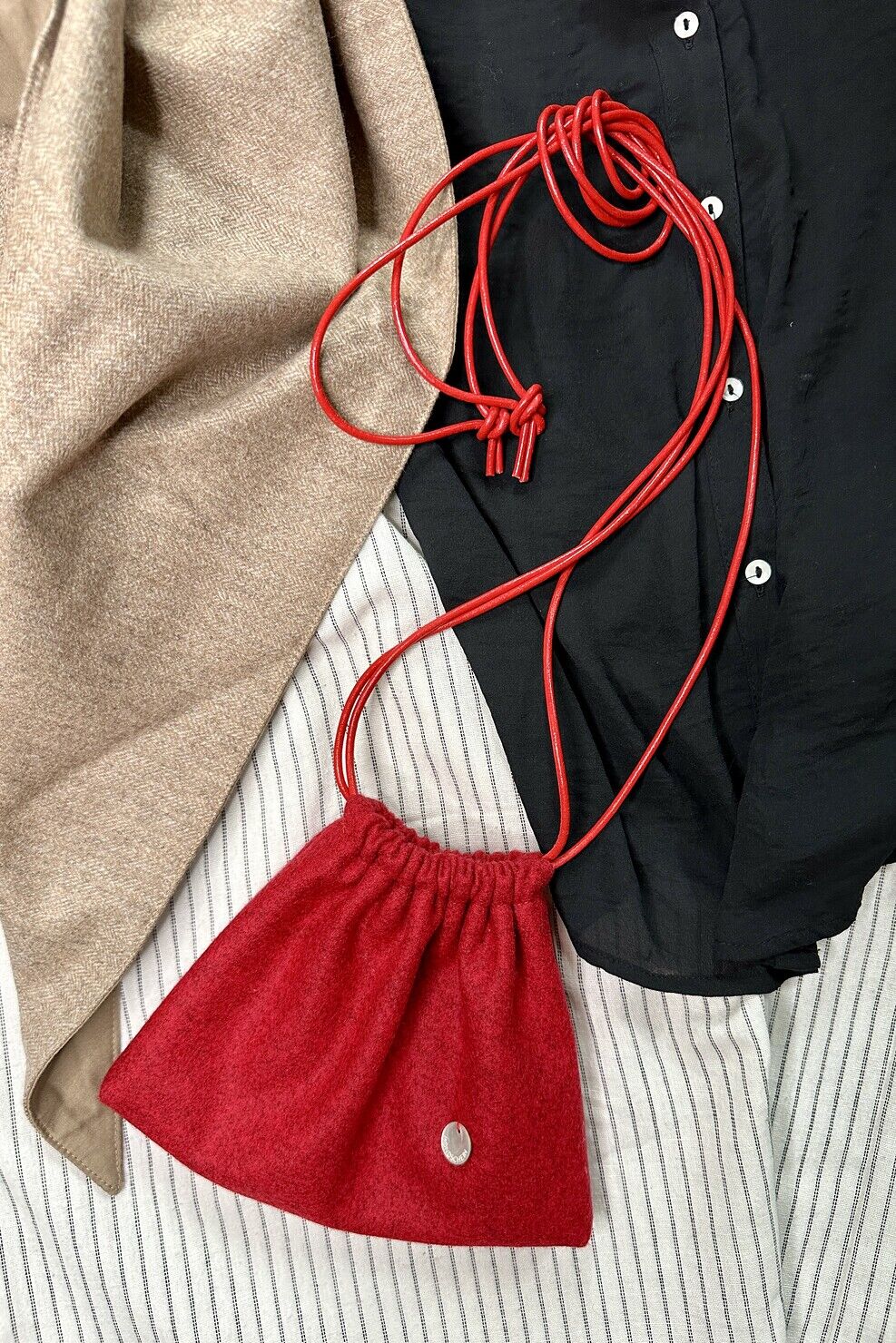 Kompakte Crossbody-Tasche MITZI in leuchtendem Rot – handgemacht aus Merinowolle