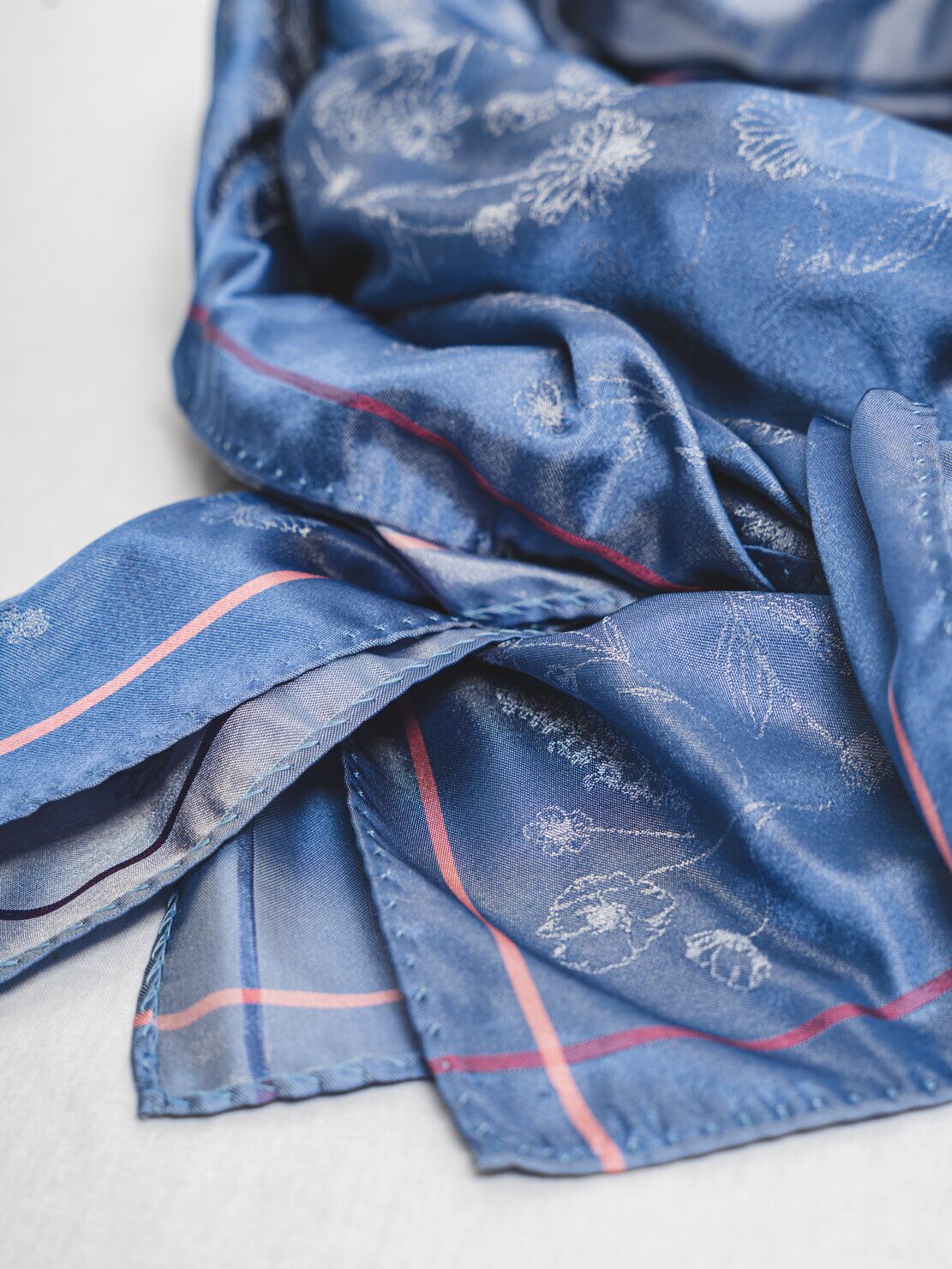 FLORA – Damen Seidentuch in edlem Blau, leichtes Jacquard-Tuch für Alltag & Abend