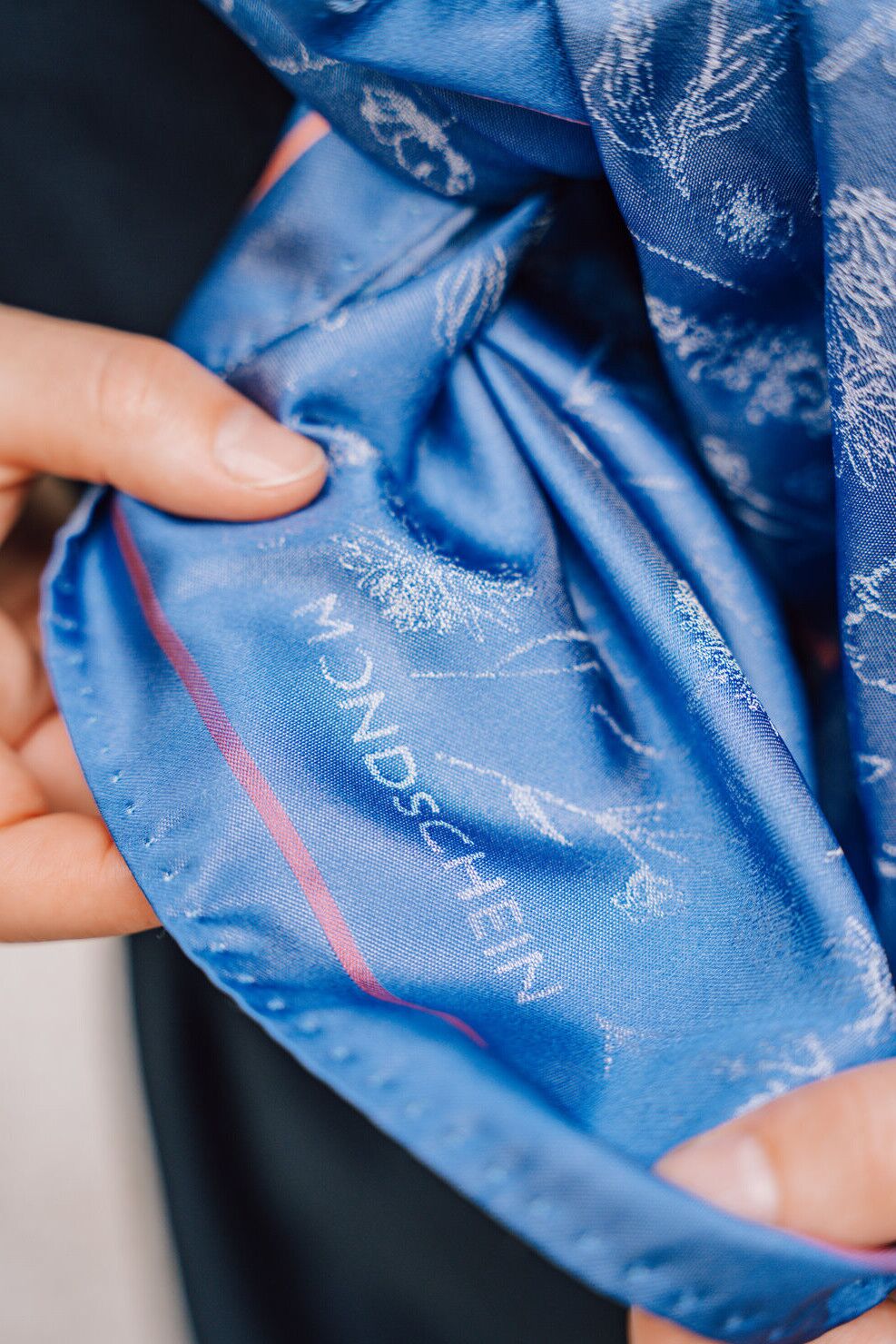 Blaues Jacquard-Seidentuch FLORA aus 100 % Seide – hochwertig, stilvoll, zeitlos