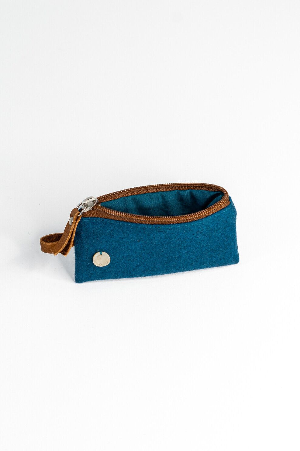 Nachhaltige Mini-Tasche ANNI in Petrol mit integriertem Schlüsselring, perfekt als Geschenk oder Begleiter für unterwegs.