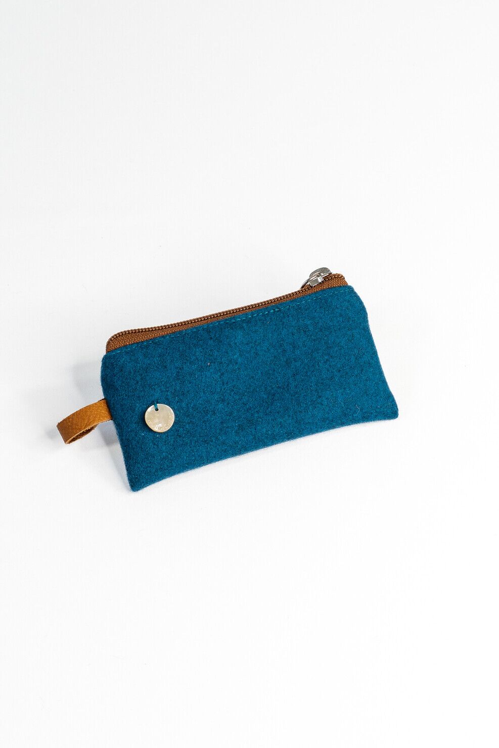 Vielseitiges Mini-Etui ANNI in Petrol aus Naturmaterialien, passend für jede Tasche und Alltagssituation.