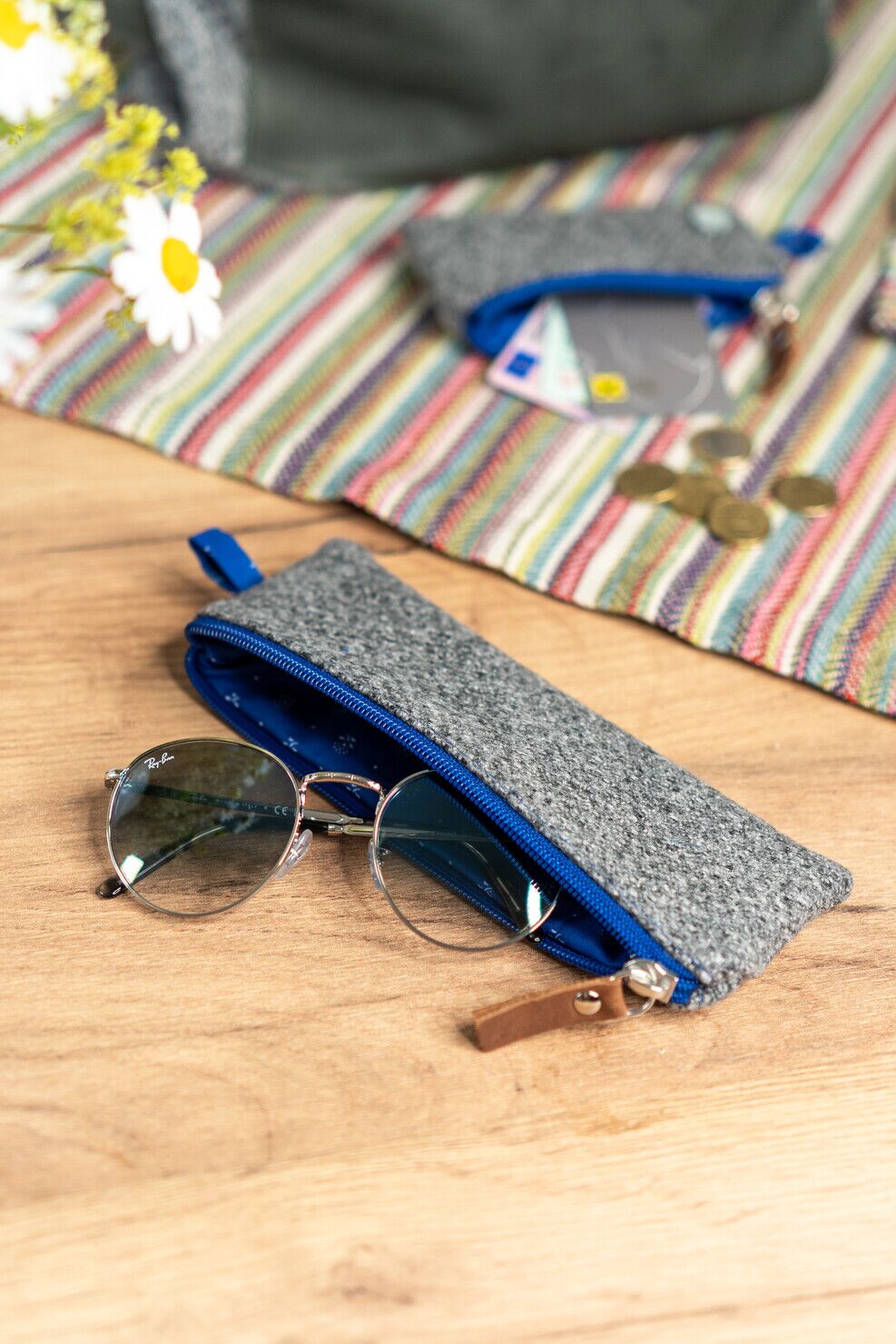 Graues Loden-Etui mit blauem Zipp – stilvolles und robustes Lesebrillen-Etui für unterwegs.