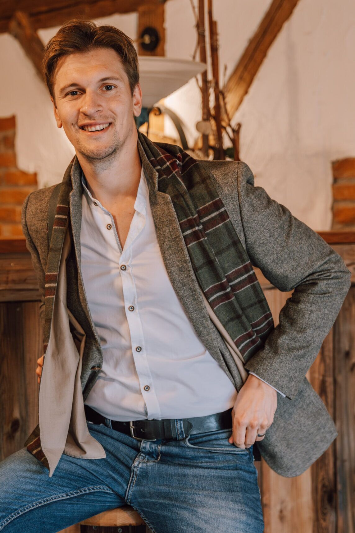 hans-lodenschal-herren-sakko-jeans.jpg Mann trägt den karierten Lodenschal HANS lässig zu Sakko, Hemd und Jeans.