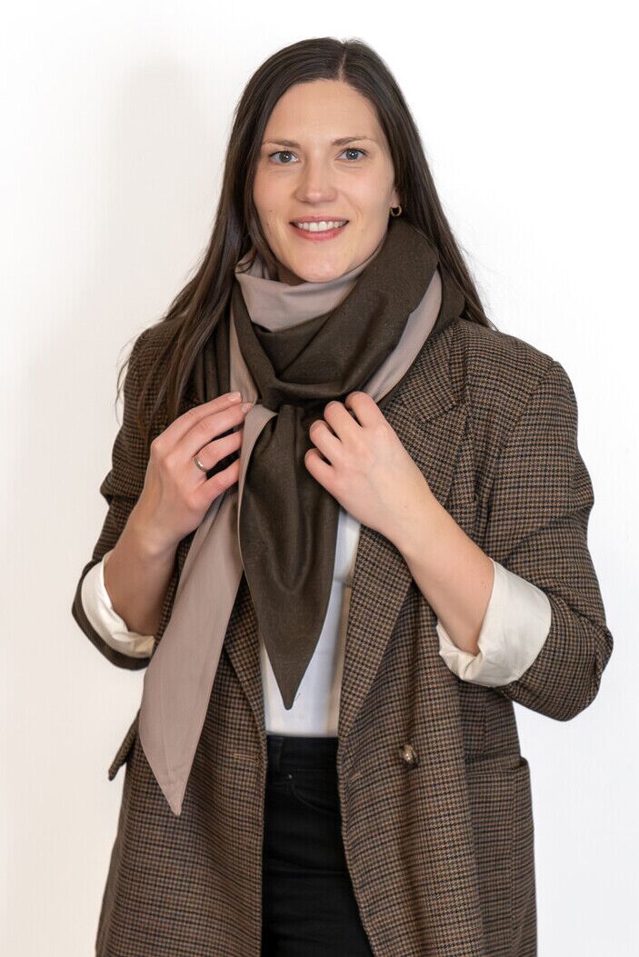 SAVONA Loden-Schal Braun Taupe – elegant & lässig Lodentuch SAVONA aus Merinowoll-Loden in Braun mit taupefarbener Baumwolle – stilvoll als Schal getragen