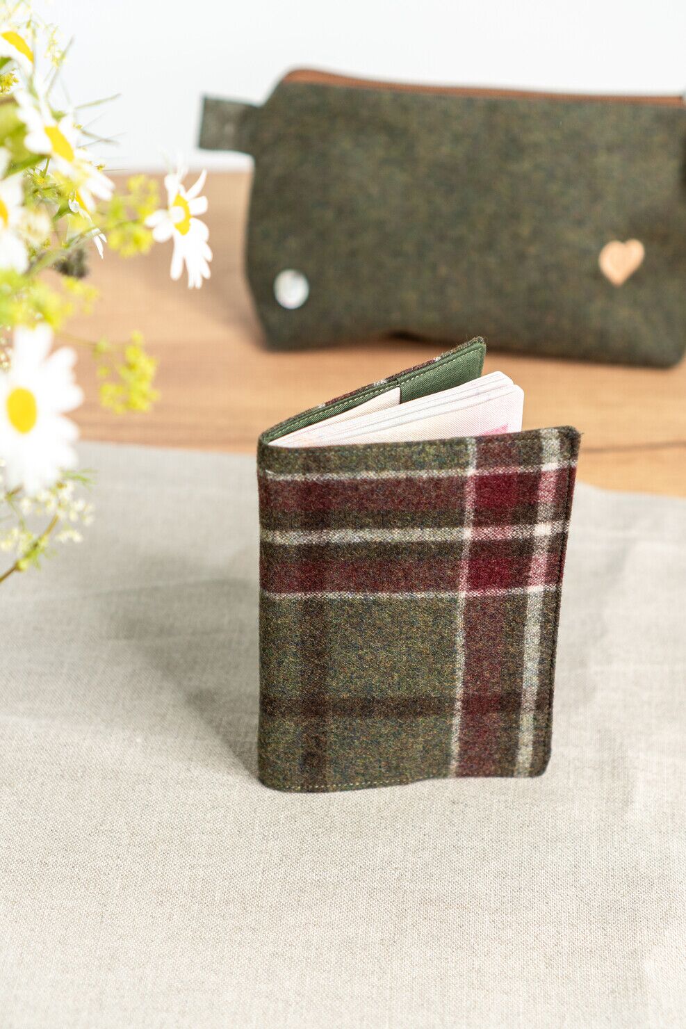 Reisepasshülle aus Loden mit Karomuster in Grau-Grün, nachhaltiges Upcycling-Accessoire