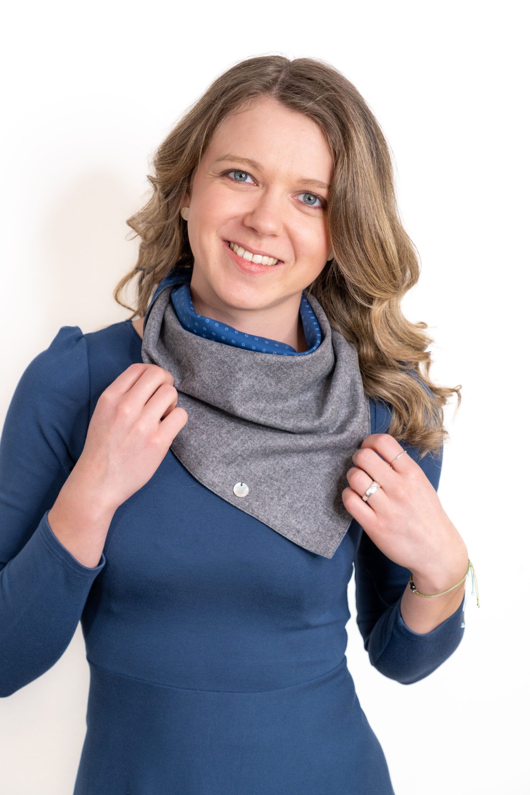 Kleines Dreieckstuch Elsa Königsblau – Halstuch aus Loden mit Dirndlmuster