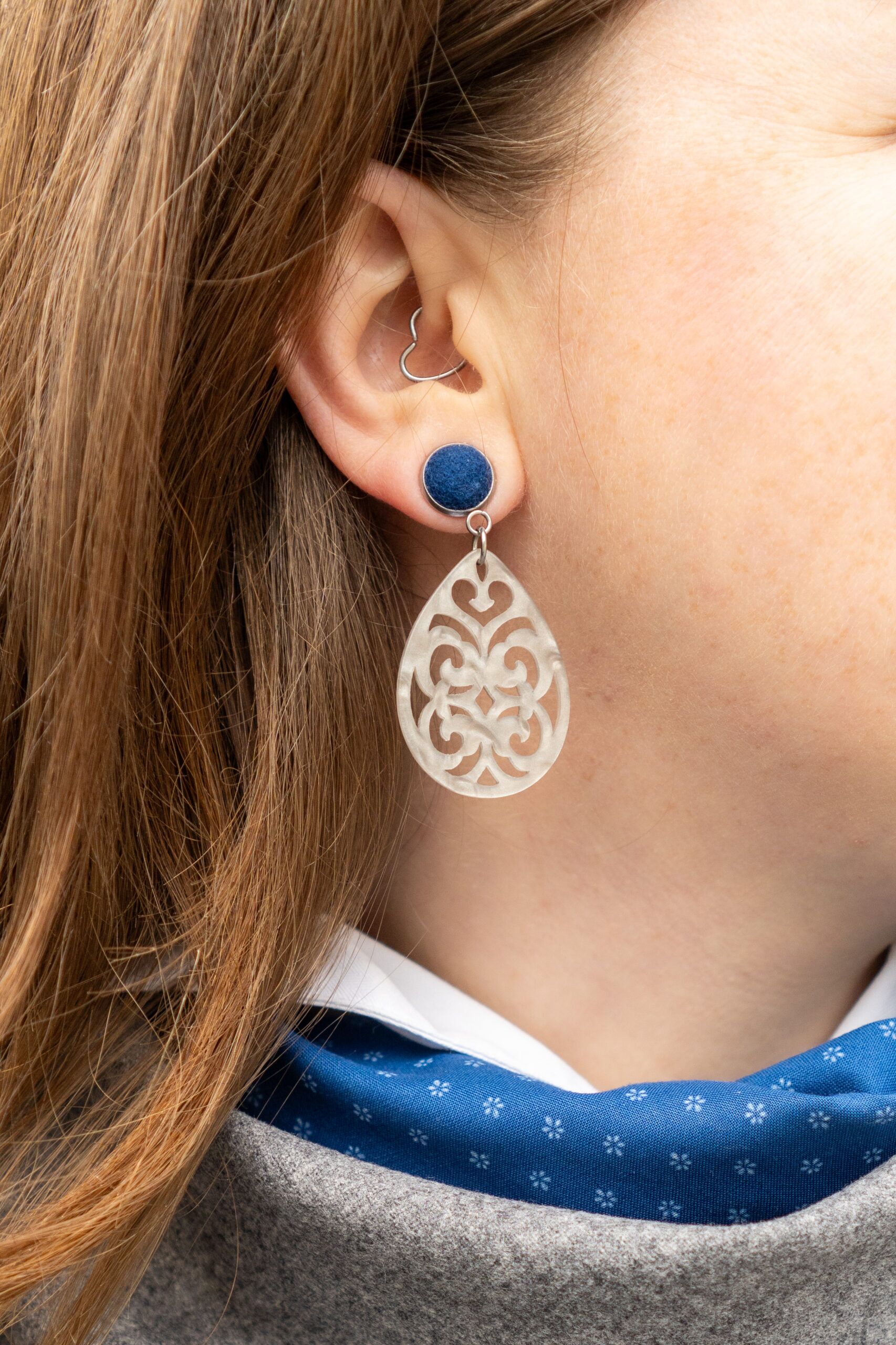 In Handarbeit gefertigter blauer Ohrring aus Merinowoll-Loden