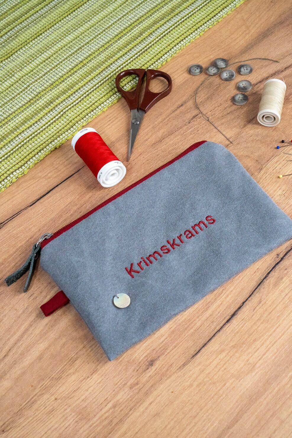 MARA Täschchen aus Baumwoll-Canvas mit verschiedenen Farbdetails – in rot oder grün, hochwertig gefertigt