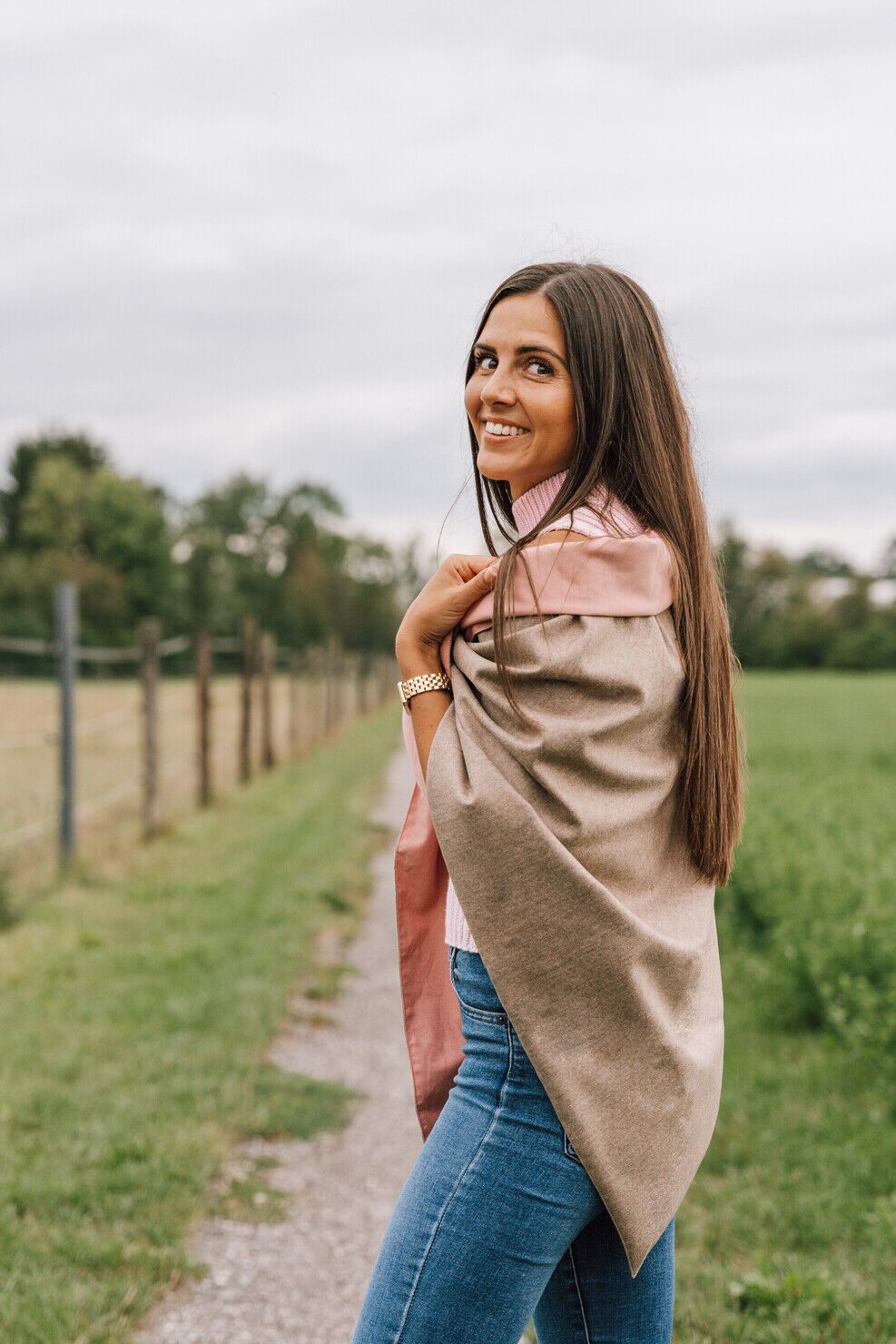 Schultertuch aus Loden in Taupe und Rosé – wärmendes Dreieckstuch für Damen von Mondschein Design