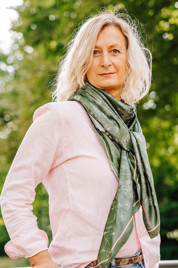 FLORA – edles Damen Seidentuch in Grün, perfektes Accessoire für jeden Anlass - Dreieckstuch aus reiner Seide von Mondschein