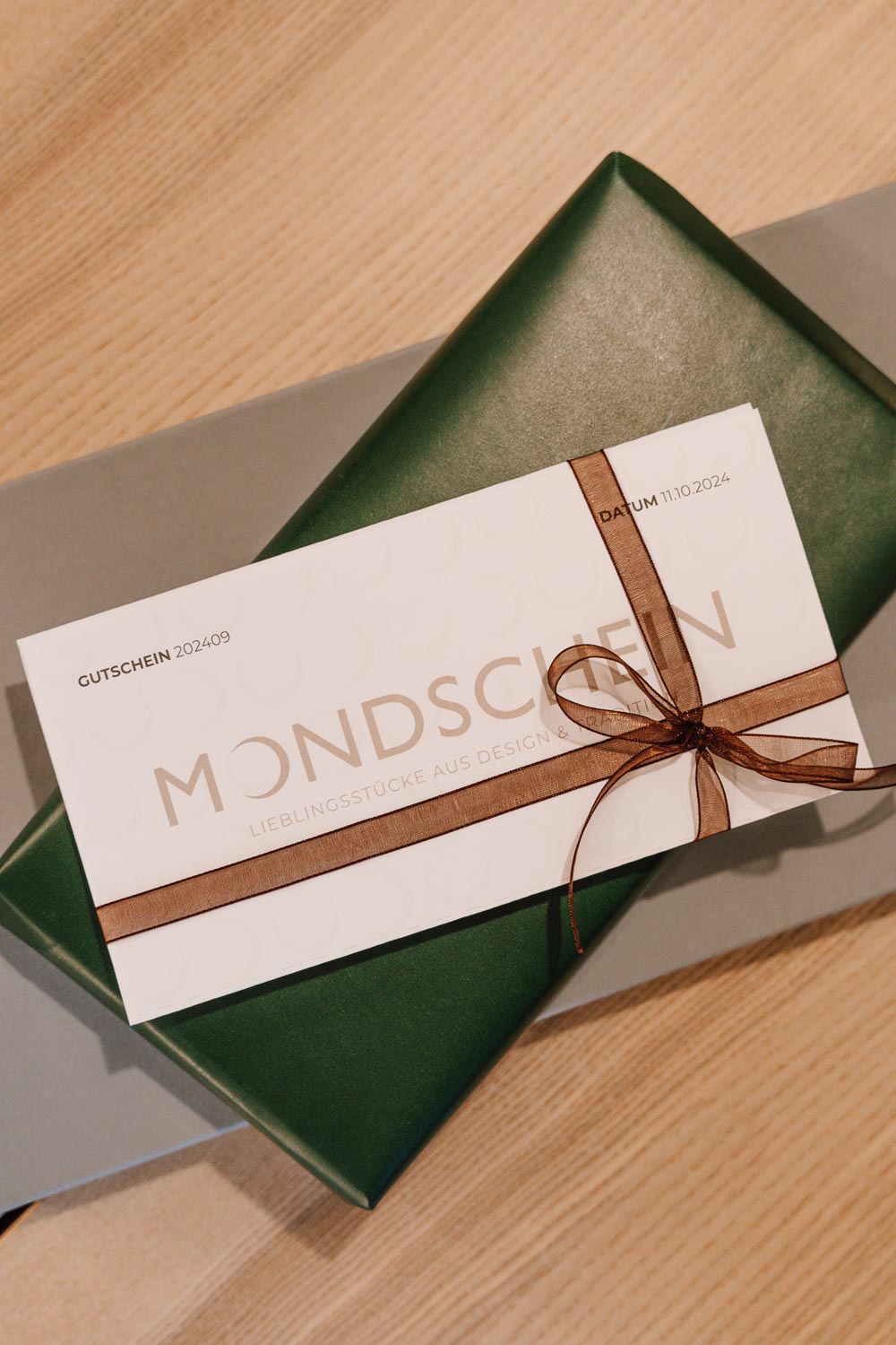 Gutschein Mondschein Design – Geschenkidee für stilbewusste Freundinnen, nachhaltig und individuell.