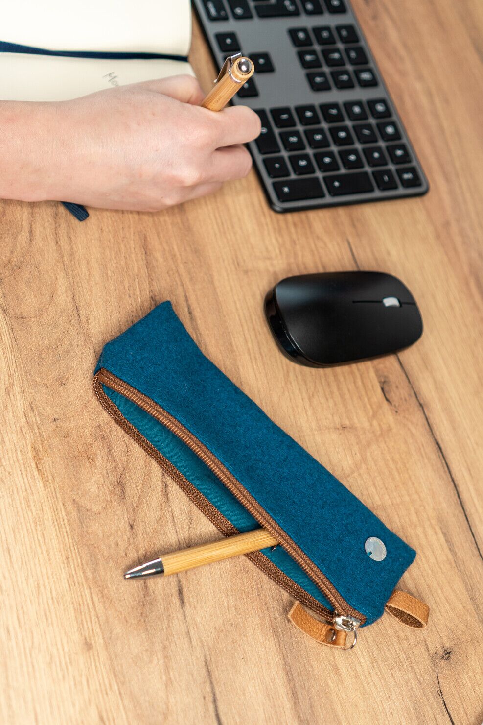 Stiftetasche HEIDI in Petrol aus Merinowoll-Loden – vielseitig einsetzbar als Etui für Stifte, Brillen oder Kosmetik.