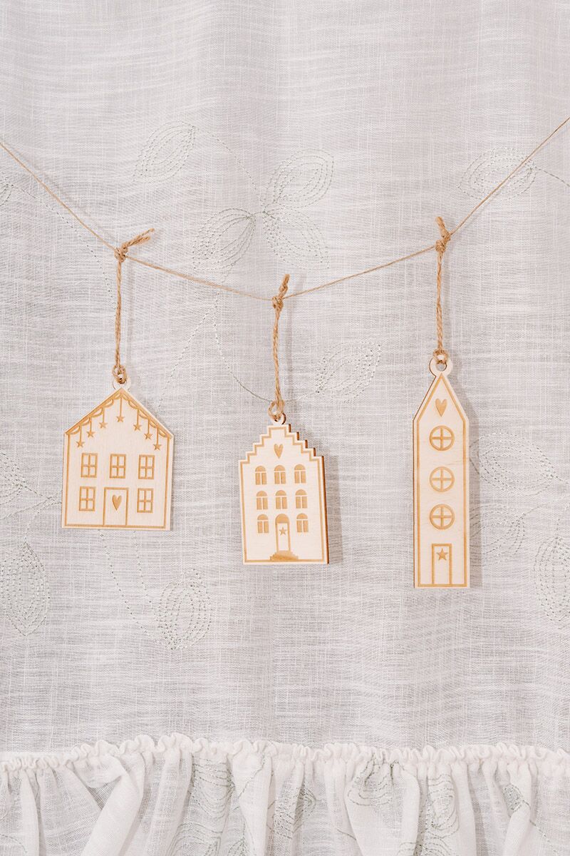 nachhaltige häuschenanhänger holz, 3 verschiedene formen, geschenkakzent weihnachten, handmade holzdeko, niederösterreichische qualität, geschenkinspiration, minimalistisch und festlich, holzkunst, regionale geschenke, feine details