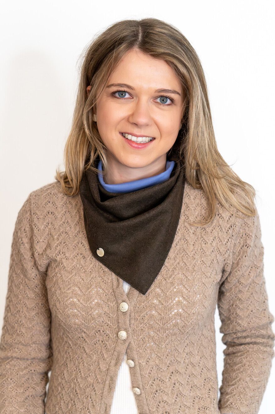 Kleines Lodentuch SAVONA aus Merinowoll-Loden – Braun mit hellblauer Baumwolle, als Damen-Halstuch getragen, hochwertig & Made in Austria