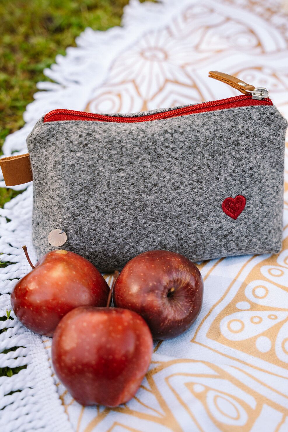 LIESL Kosmetiktasche in Grau mit roten Akzenten – stilvolles, langlebiges Accessoire aus nachhaltigem Loden.