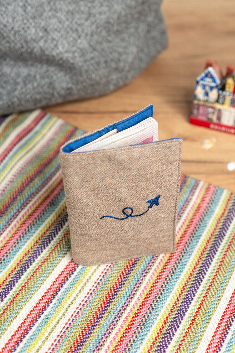 Nachhaltige Passhülle mit Flugzeug-Detail aus Merinowoll-Loden