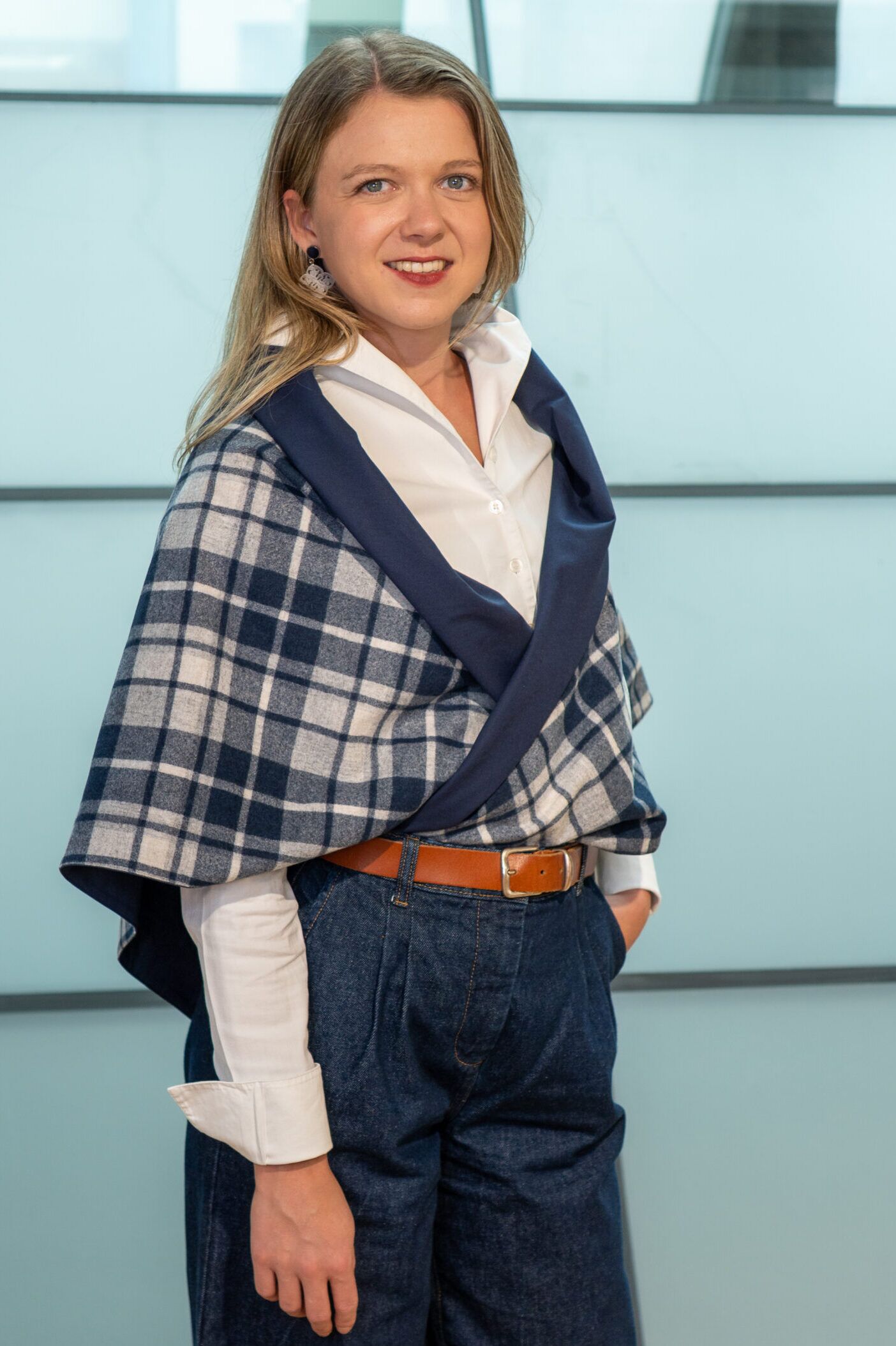 KARO – Dreieckstuch aus Loden mit blauem Karomuster (Groß) – Bild 1